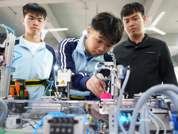 添加教育元素鼓舞高中校园与工作校园打开工作体会社会实践